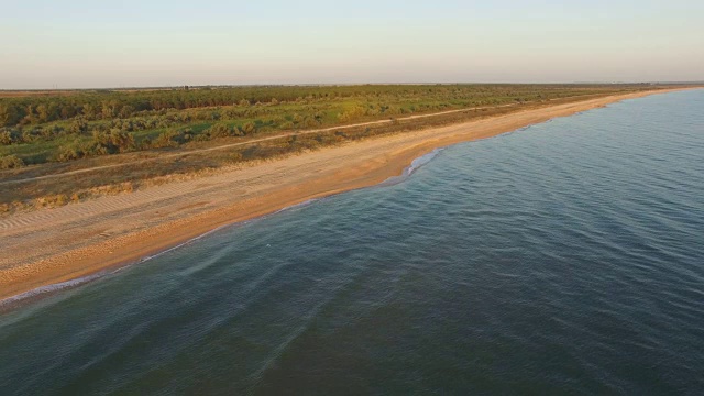 清晨，海浪涌向荒芜的海滩视频素材