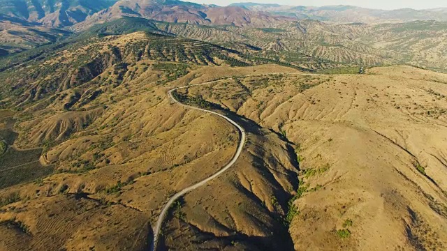 天线:高速公路穿过丘陵地带和遥远的山脉视频素材