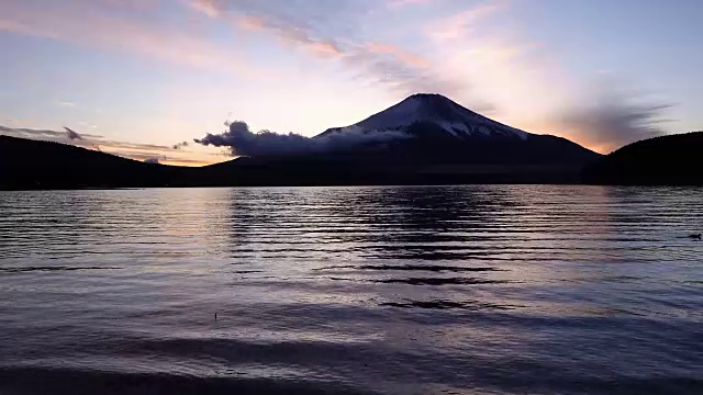 日落时富士山上的山中湖视频素材