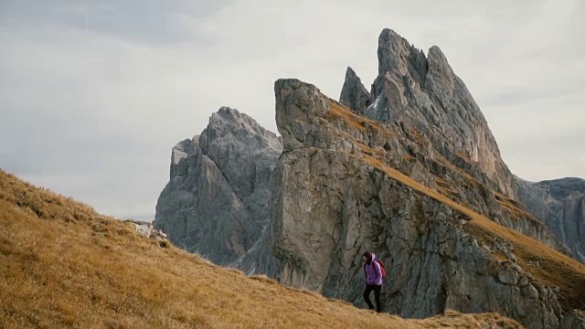 在Dolomites的Seceda山附近徒步旅行的妇女视频素材