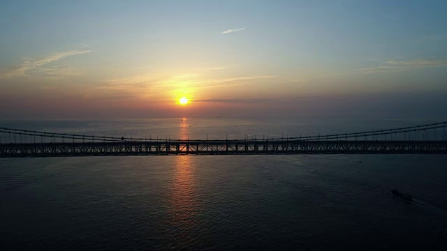 空中延时-早晨的太阳和明石海峡大桥视频素材