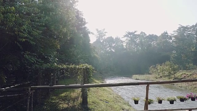 年轻女子拍摄的Pai河，Mae Hong Son，泰国。视频素材