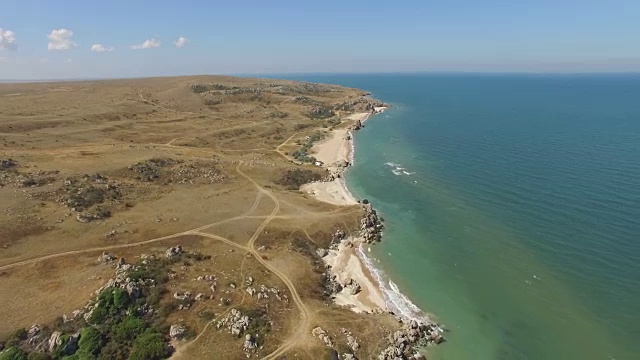 AERIAL:丘陵地形与海岛海岸线的景观视频素材