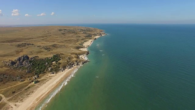 AERIAL:丘陵地形与海岛海岸线的景观视频素材