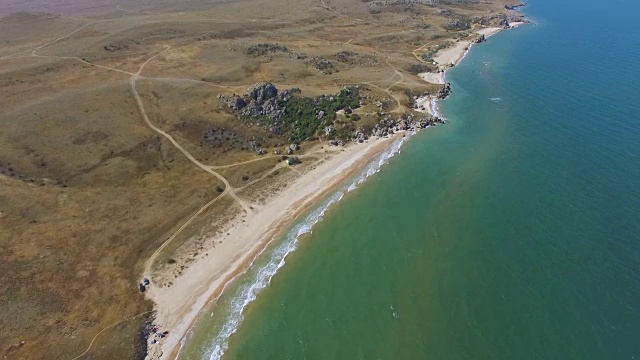 AERIAL:丘陵地形与海岛海岸线的景观视频素材