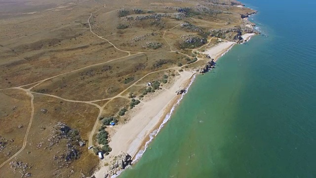 AERIAL:丘陵地形与海岛海岸线的景观视频素材