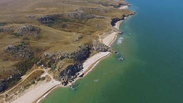 AERIAL:丘陵地形与海岛海岸线的景观视频素材