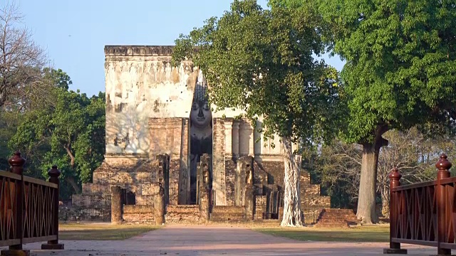 泰国素可泰历史公园内的寺珍寺坐佛像(Phra Atchana)，是联合国教科文组织世界遗产视频素材