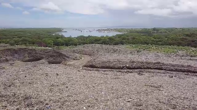 巴厘岛垃圾填埋场(TPA) Suwung -垃圾山视频素材