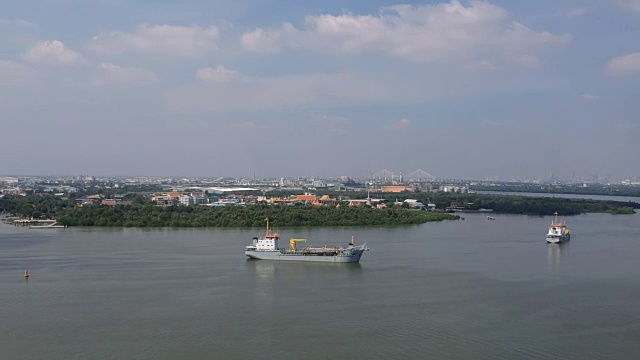 鸟瞰图左全景泰国湾，货轮，Phra Samut Chedi和拉玛九桥Samutprakarn，泰国。视频下载