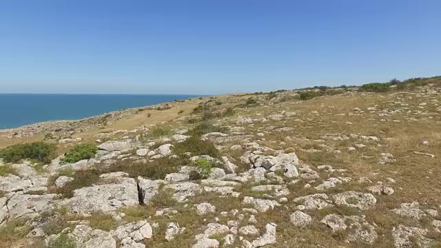 天线:有岩石山的小岛视频素材