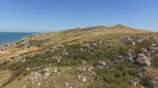 天线:有岩石山的小岛视频素材