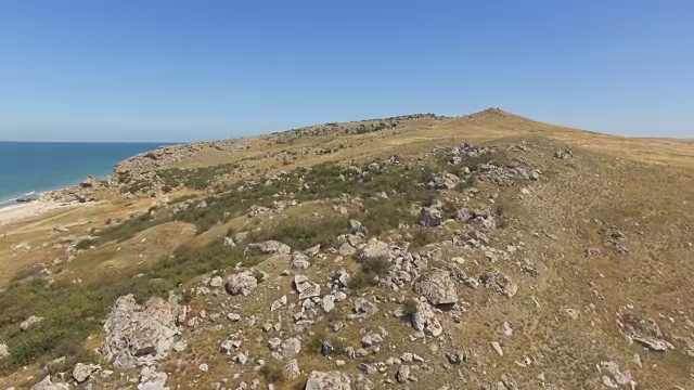 天线:有岩石山的小岛视频素材