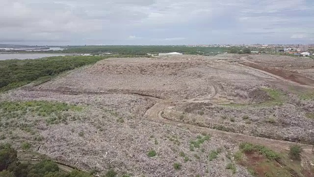 巴厘岛垃圾填埋场(TPA) Suwung -垃圾山视频素材