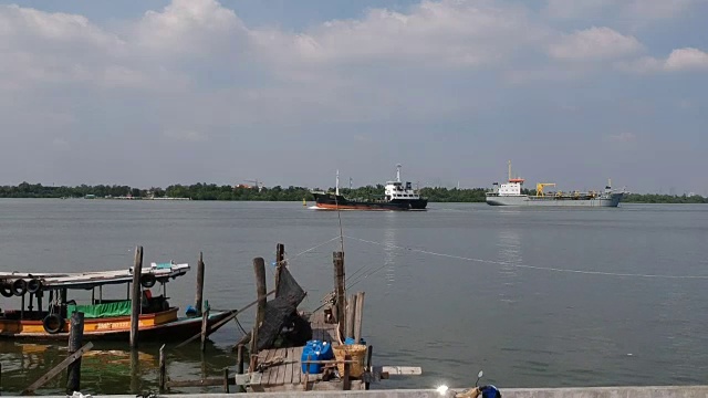 鸟瞰图泰国湾，货轮，Phra Samut Chedi和拉玛九桥Samutprakarn，泰国。视频下载