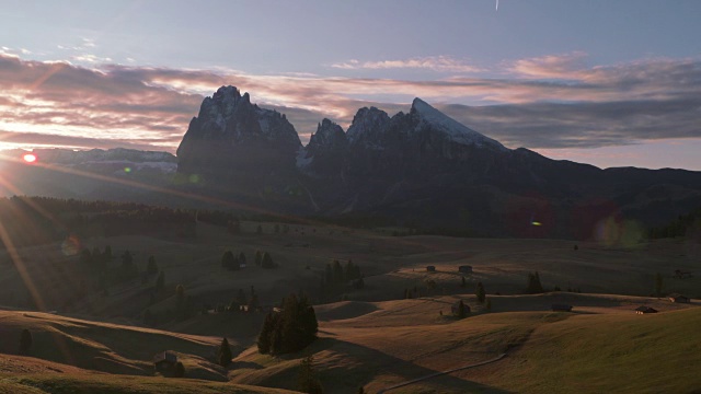 在Seiser Alm (Alpe di Siusi)的日出时间流逝。背景是山脉Langkofel, Fünffingerspitze和Plattkofel。塞西尔阿尔姆，南蒂罗尔，上阿迪杰，特伦蒂诺-上阿迪杰，白云石，意大利，欧洲阿尔卑斯山，欧洲。视频素材