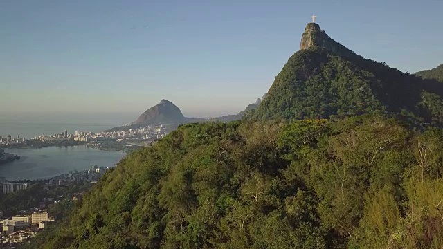 鸟瞰科尔科瓦多山和救世主基督雕像在巴西里约热内卢视频下载