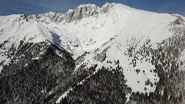 Presolana是意大利阿尔卑斯山脉的奥罗比山脉。一场雪后的冬季景观视频素材