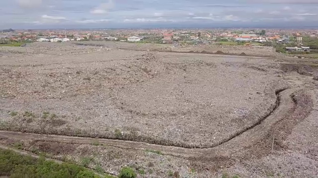 巴厘岛垃圾填埋场(TPA) Suwung -垃圾山视频素材