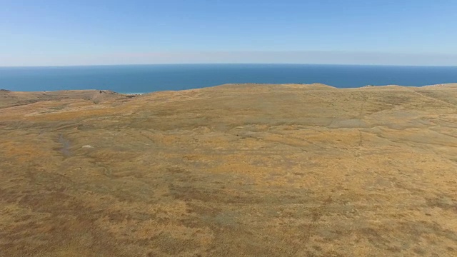 天线:在草原山丘上有高原的小岛视频素材