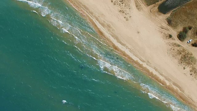 鸟瞰图:小岛海滩，白色沙滩和绿松石色海水，俯视图视频素材