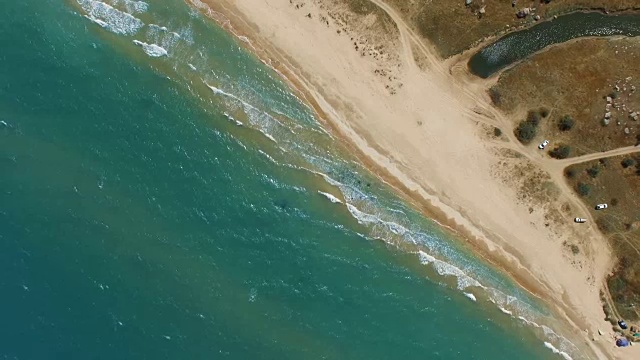 鸟瞰图:小岛海滩，白色沙滩和绿松石色海水，俯视图视频素材