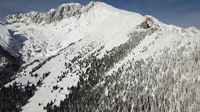 Presolana是意大利阿尔卑斯山脉的奥罗比山脉。一场雪后的冬季景观视频素材