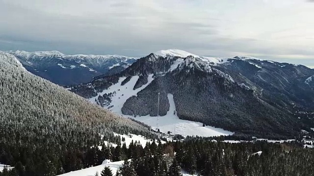 Presolana山口。意大利阿尔卑斯山。无人机鸟瞰图后，一场雪落到树林和升降机视频素材