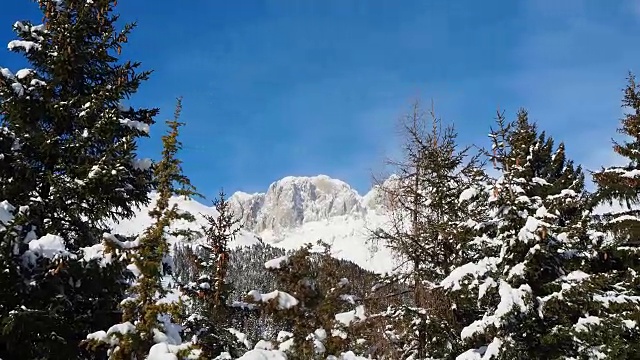 Presolana是意大利阿尔卑斯山脉的奥罗比山脉。一场雪后的冬季景观视频素材