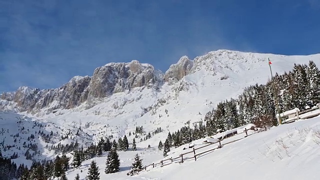 Presolana是意大利阿尔卑斯山脉的奥罗比山脉。一场雪后的冬季景观视频素材