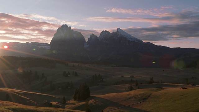 日出在Seiser Alm (Alpe di Siusi)。背景是山脉Langkofel, Fünffingerspitze和Plattkofel。塞西尔阿尔姆，南蒂罗尔，上阿迪杰，特伦蒂诺-上阿迪杰，白云石，意大利，欧洲阿尔卑斯山，欧洲。视频素材