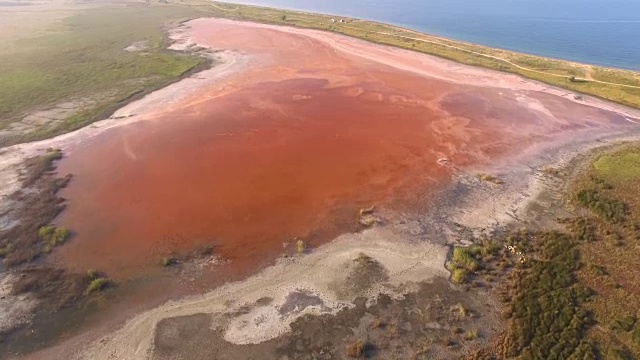 天线:蓝色海洋和红色盐湖之间的沙洲视频素材