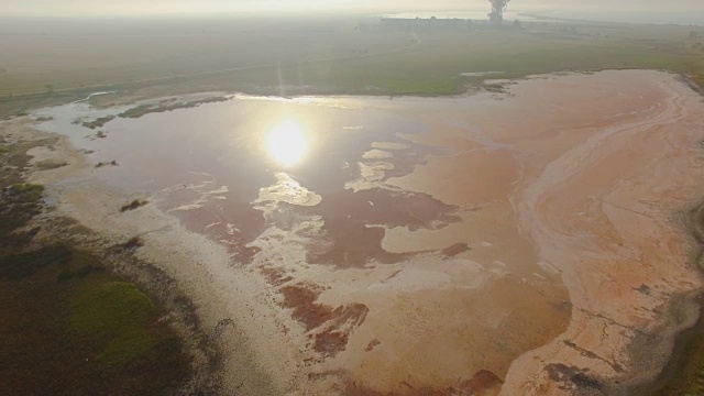 天线:红色盐湖水面反射的阳光视频素材