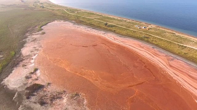 天线:蓝色海洋和红色盐湖之间的沙洲视频素材