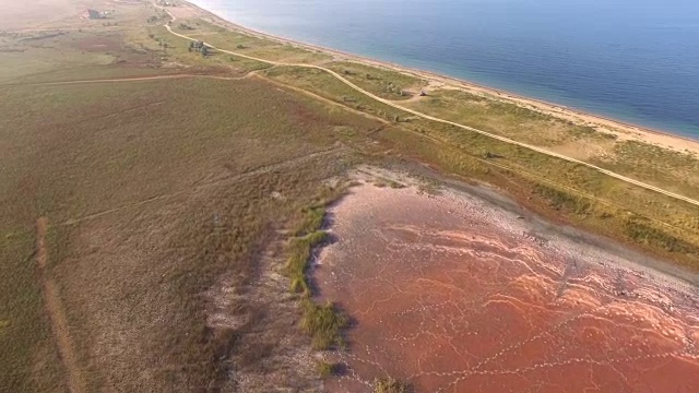 天线:蓝色海洋和红色盐湖之间的沙洲视频素材