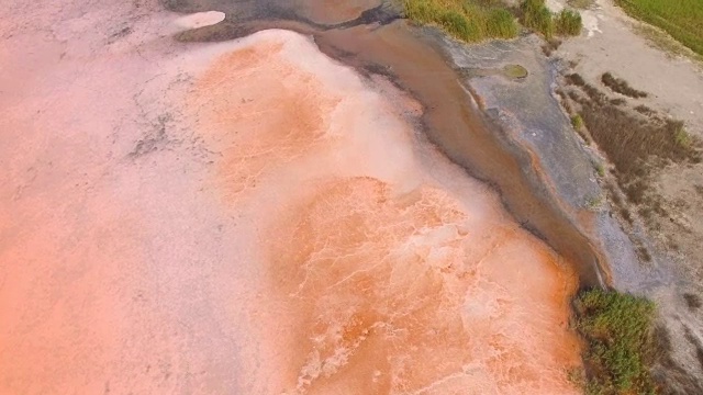 红色盐湖表面有治疗泥浆，航拍视频，俯视图视频素材