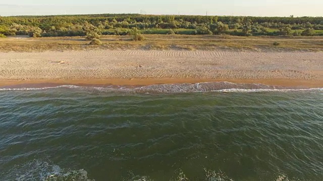 蓝色的海水和沙滩视频素材