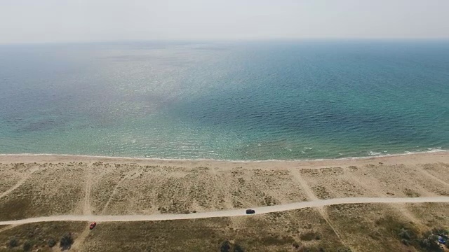 天线:海边附近的乡村公路视频素材