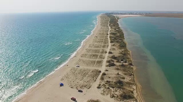 天线:浅海水域中狭长的沙地视频素材