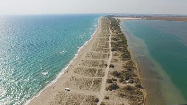 天线:蓝色海洋中狭窄的浅滩视频素材