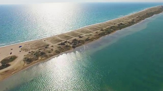 天线:浅海水域中狭长的沙地视频素材