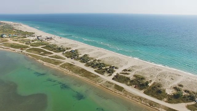 天线:浅海水域中狭长的沙地视频素材