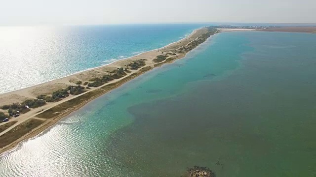 天线:蓝色海洋中狭窄的浅滩视频素材