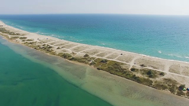 天线:蓝色海洋中狭窄的浅滩视频素材