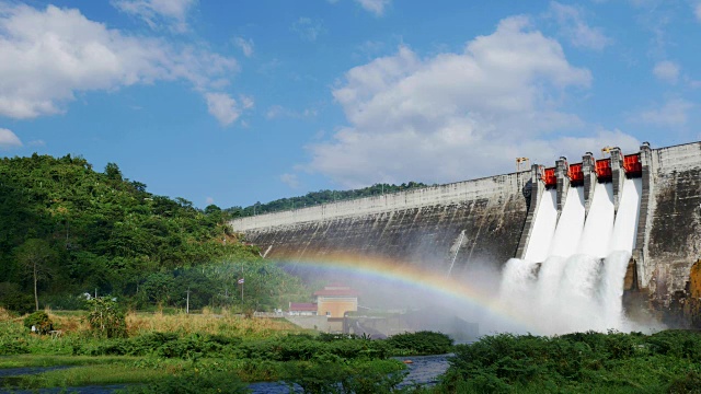 41、水从坝上流，彩虹从坝上流。视频素材