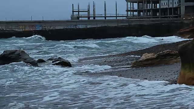 冬季风暴中海浪冲垮海堤。视频素材