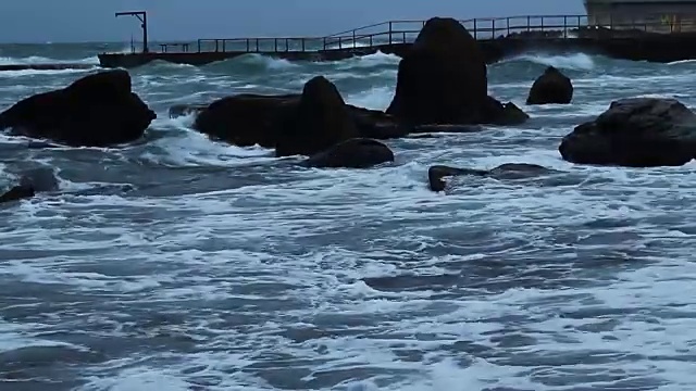 冬季风暴中海浪冲垮海堤。视频素材