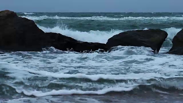 冬季风暴中海浪冲垮海堤。视频素材