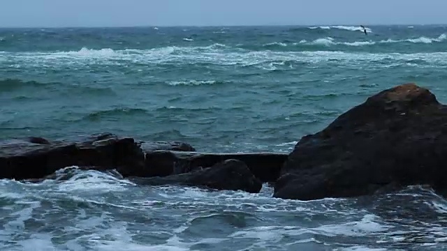 冬季风暴中海浪冲垮海堤。视频素材