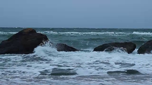 冬季风暴中海浪冲垮海堤。视频素材